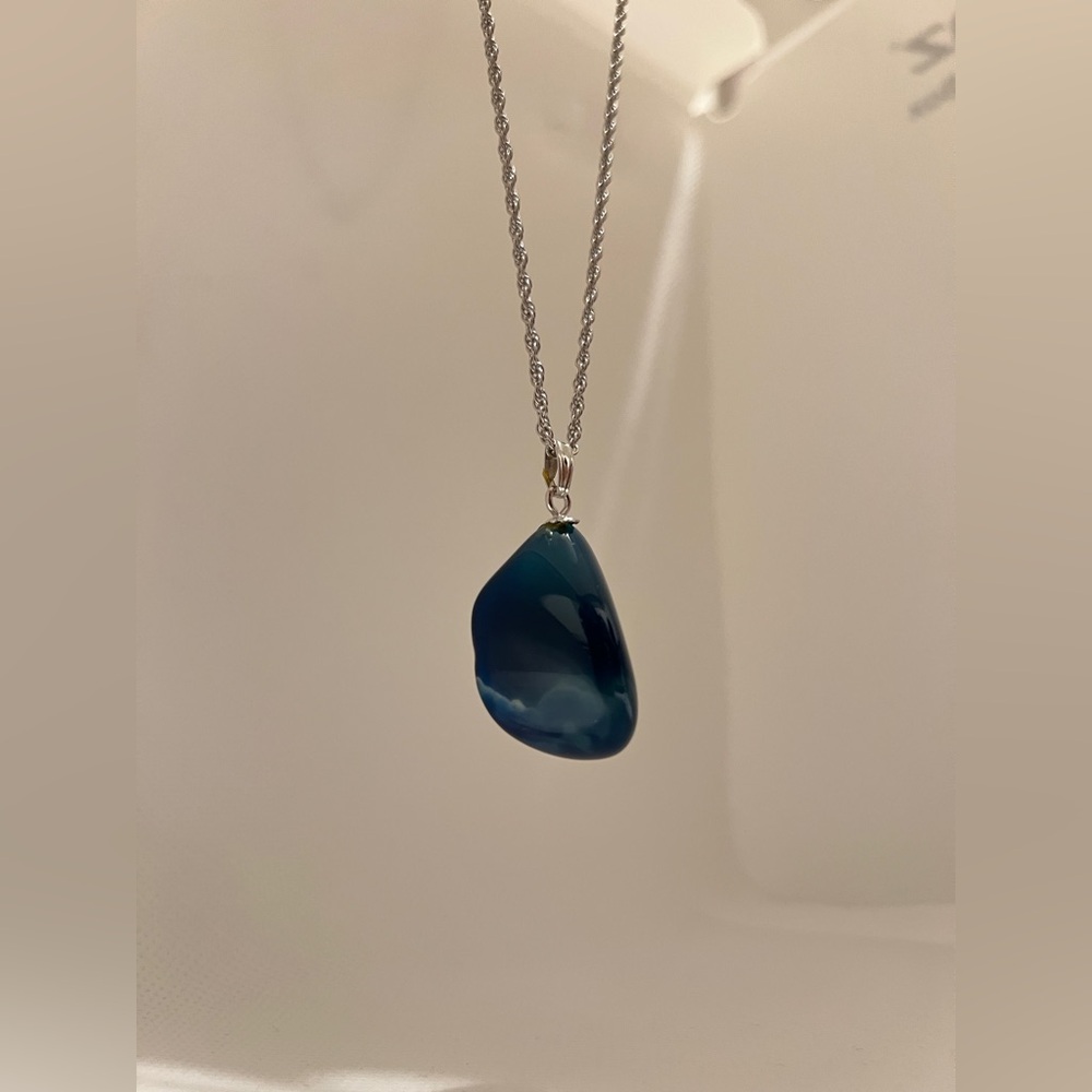 Beautiful and dainty Deep mallard green Agate pendant necklace #agate #mallard